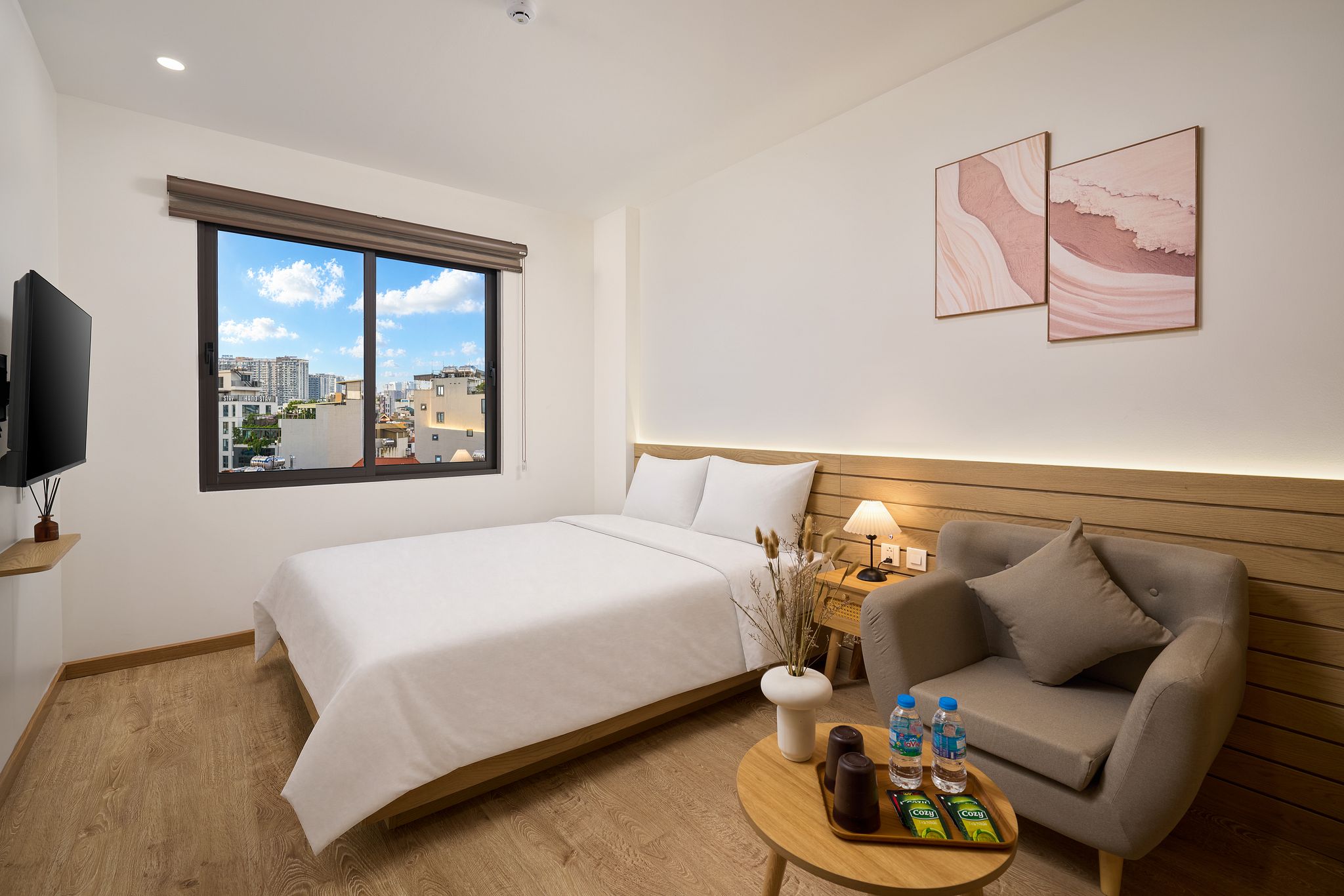 Phòng nghỉ BB Homes với cửa sổ nhìn ra thành phố