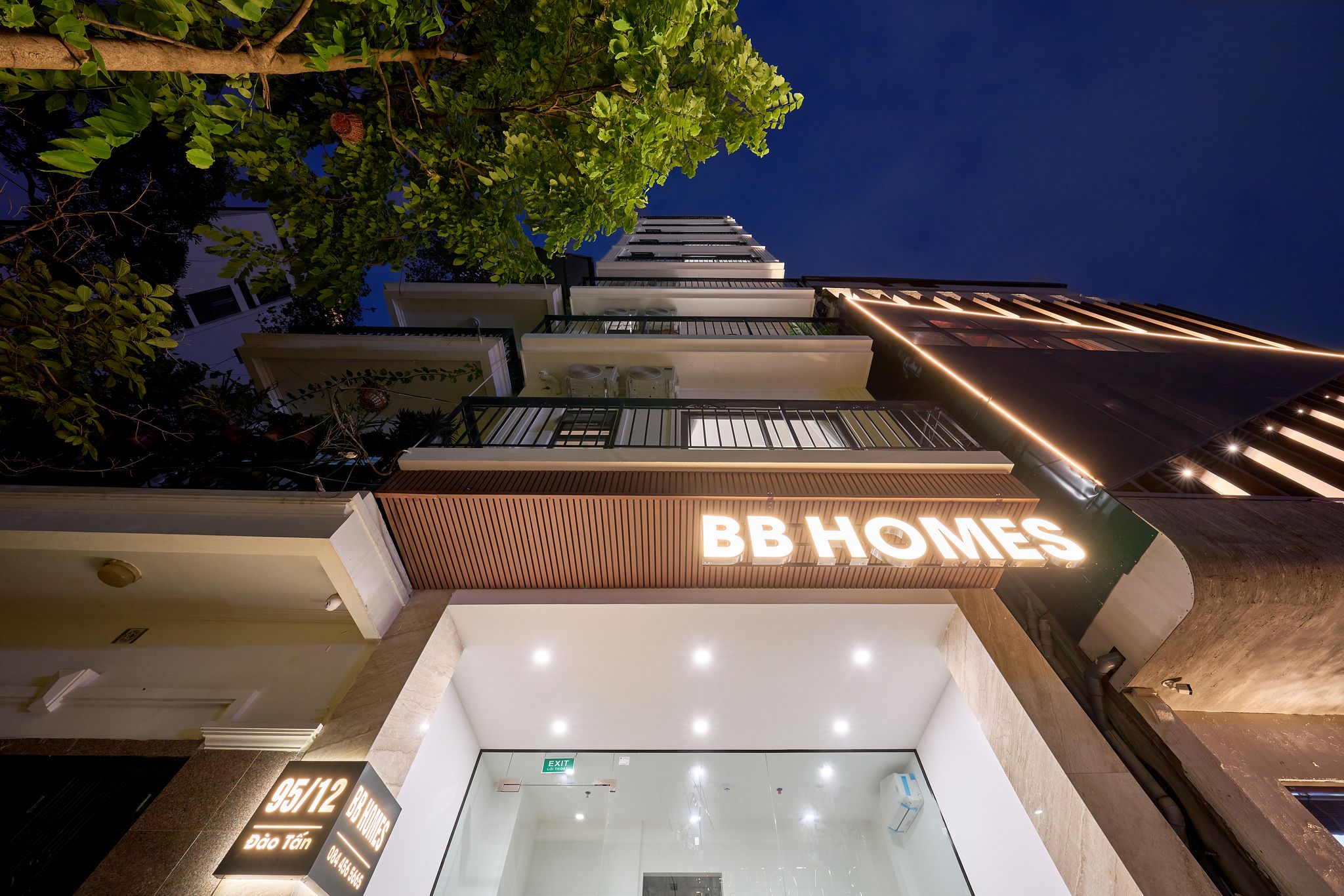 Mặt tiền hiện đại của BB Homes nhìn từ dưới lên